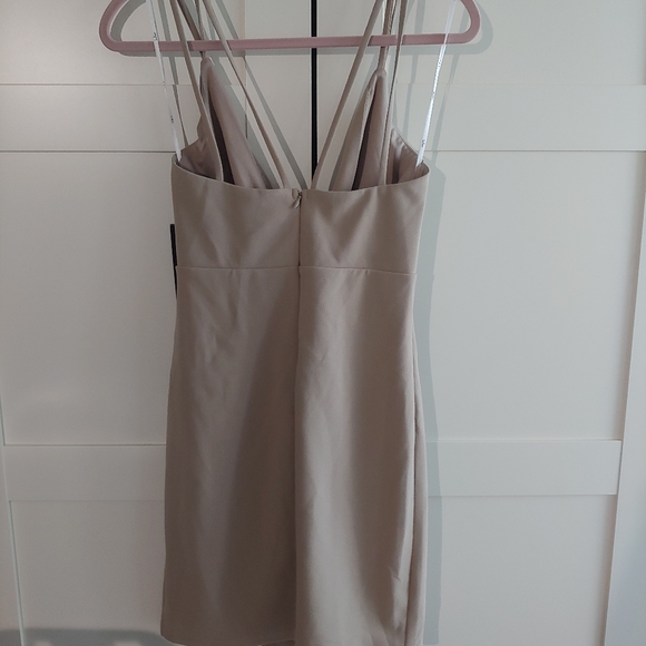 NWT Lulu's taupe twist front body con dress - Picture 6 of 6